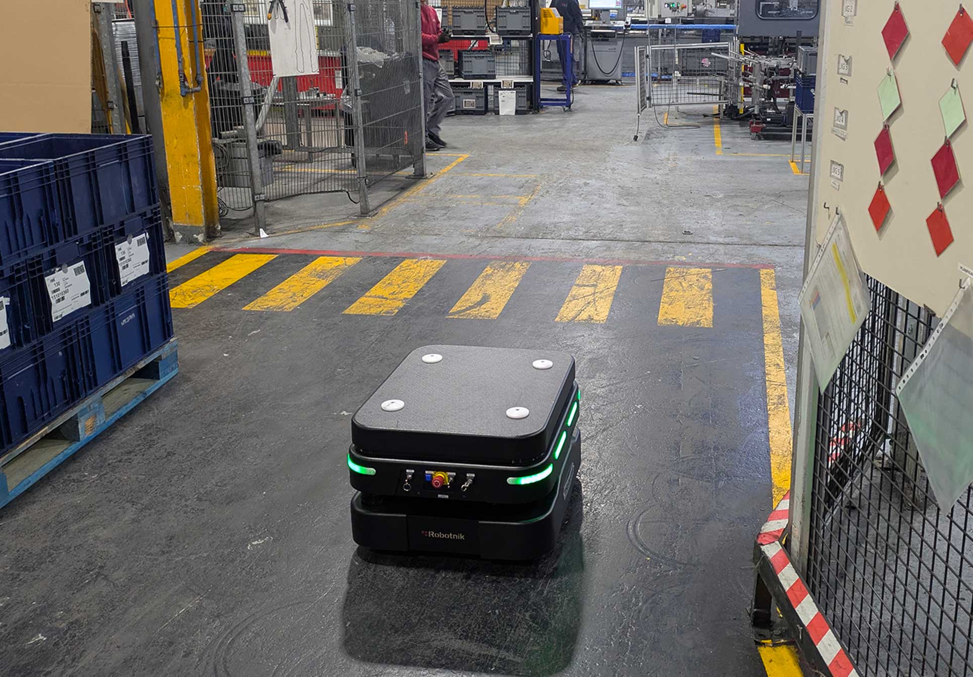 RobotVEC. Test in the KH plant of AMR robots.Robotnik