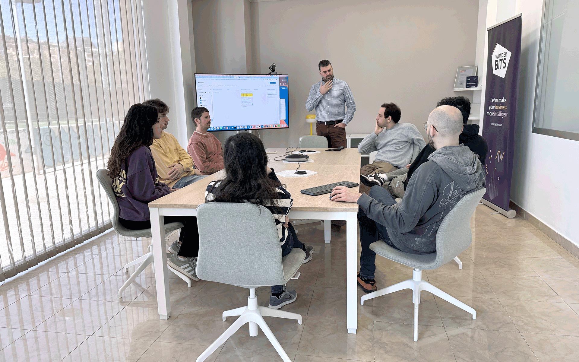 Equipo de WonderBits en la sala re reuniones