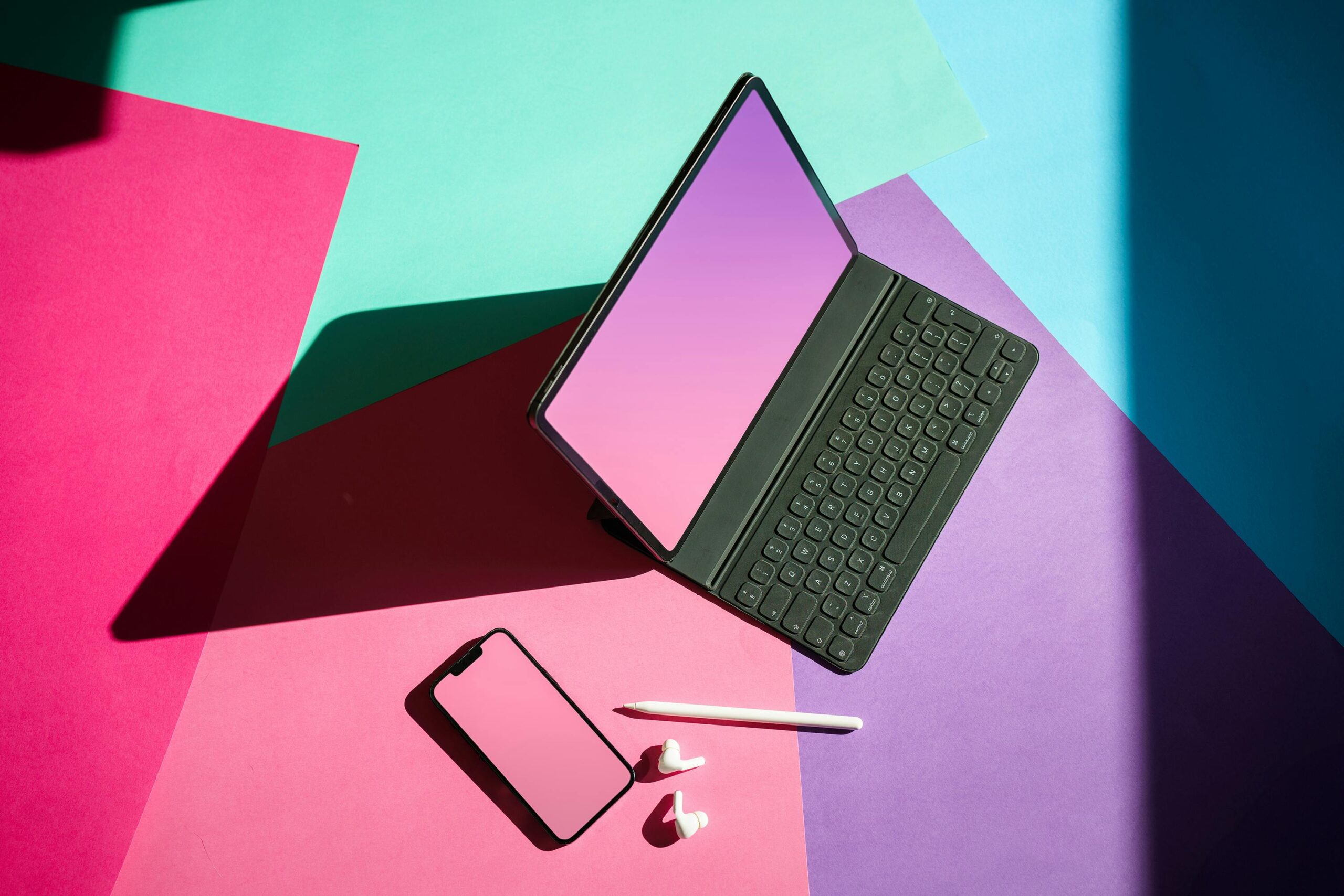 Espacio de trabajo moderno con un ordenador, tablet y teléfono móvil, destacando la conectividad y el uso de múltiples dispositivos para mejorar la productividad.